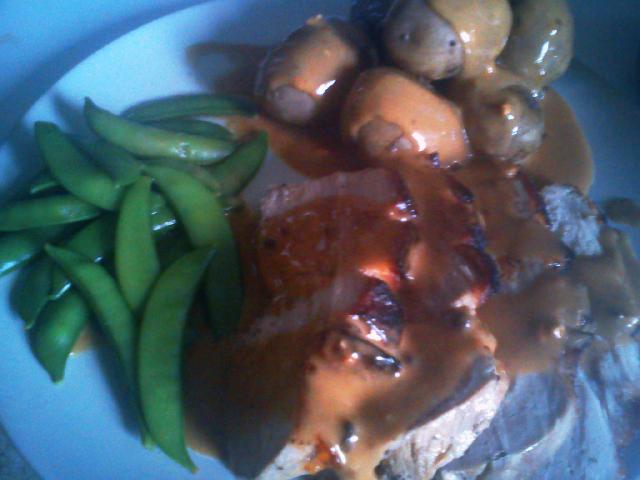 Fläskstek, potatis, sockerärtor, brunsås