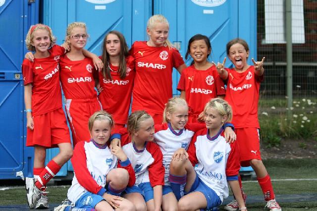 Fotbollstjejer vid bajamajor.